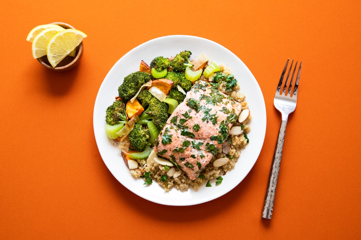 Nutricionista especializada en deportes analizando planes nutricionales